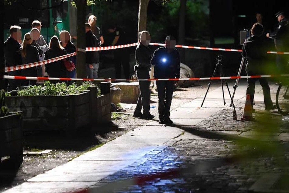 Die Polizei sicherte am Tatort Spuren und suchte ich den Tätern (Symbolbild).