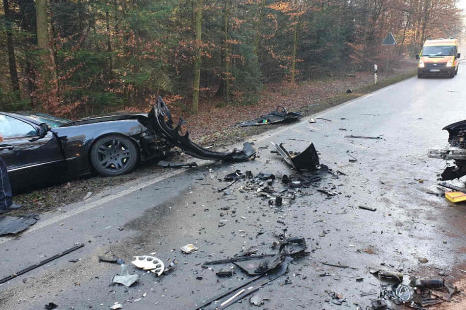 Sieben Verletze nach heftigem Unfall: Im Hintergrund des Bildes ist ein Rettungswagen zu sehen.
