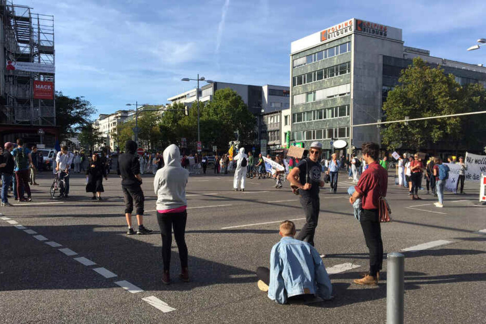 Aktivisten blockieren die Kreuzung Theodor-Heuss-Straße und Rotebühlplatz.