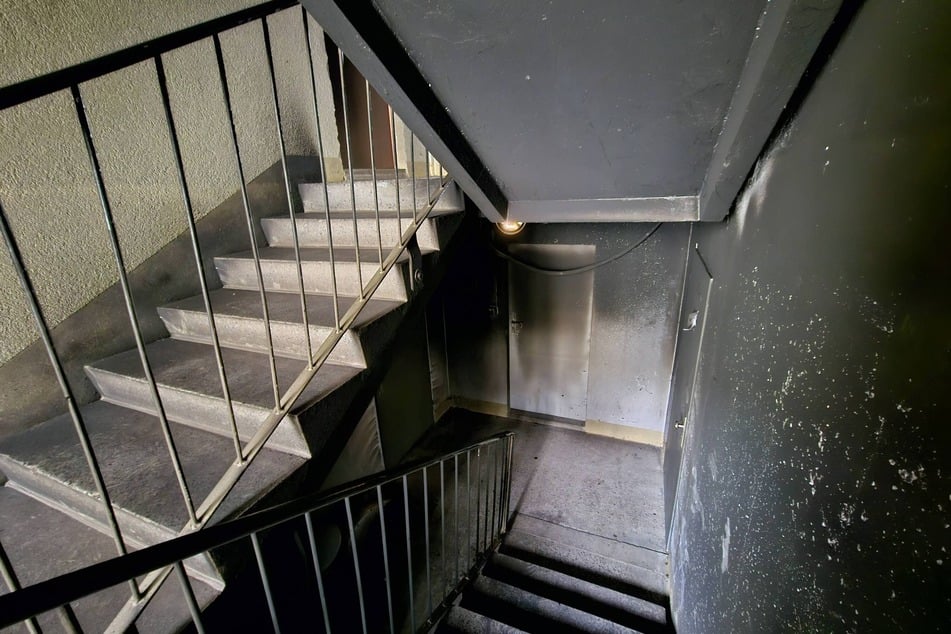 Dunkle Rußflecken sind im Treppenhaus zu erkennen.
