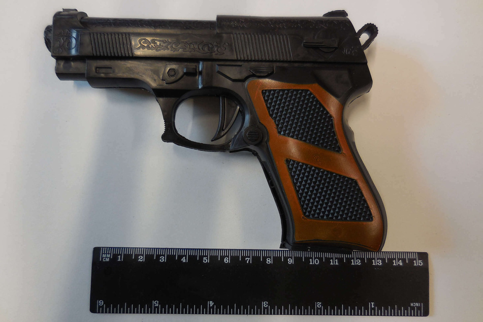 Mit dieser Spielzeugpistole hat ein 20-Jähriger am Montagabend einen Überfall auf einen Supermarkt in Wuppertal-Wichlinghausen gestartet.