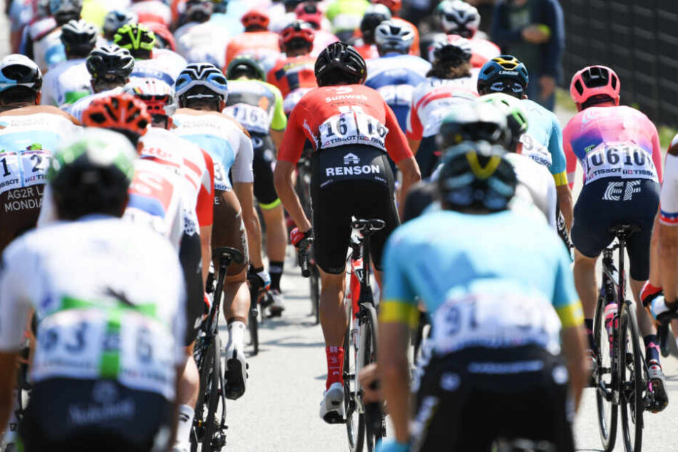 Das Fahrerfeld startet zum Radklassiker Rund um den Finanzplatz Eschborn-Frankfurt.