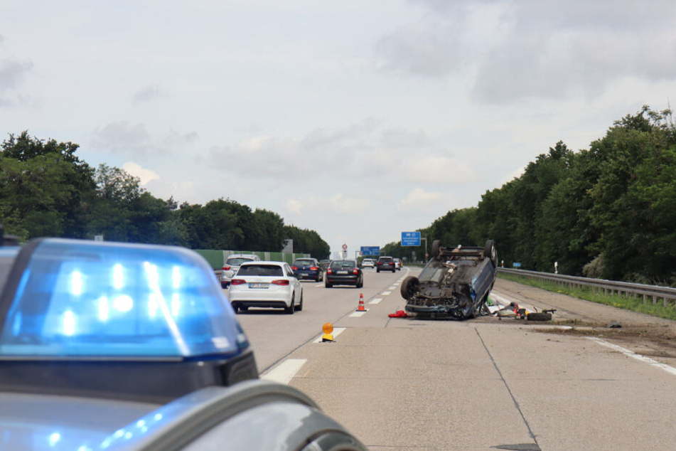 Ein Polizeiauto mit eingeschaltetem Blaulicht steht vor der Unfallstelle.