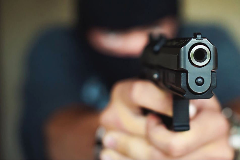 Einer der beiden Täter ist mit einer Pistole bewaffnet (Symbolbild).