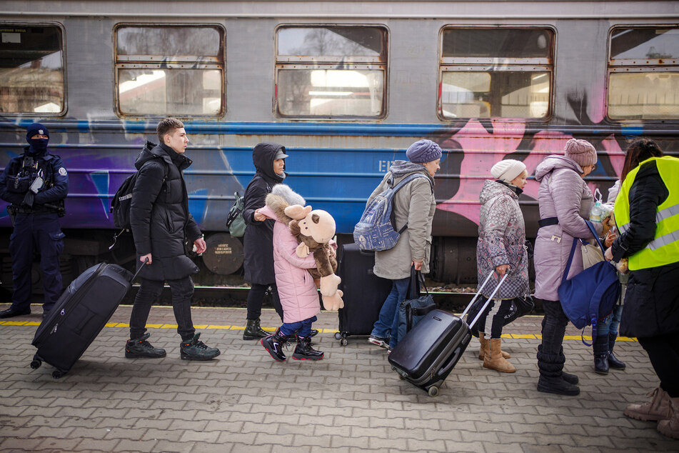 Der Zugverkehr zwischen Polen und der Ukraine ist nicht nur für Transporte westlicher Militärhilfen wichtig - auch ukrainische Flüchtlinge nutzen Züge, um das Land wegen des anhaltenden Krieges zu verlassen.