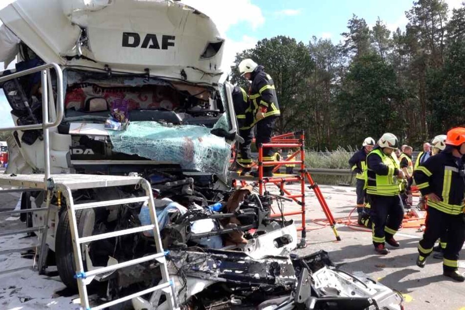 Die A2 war während der Bergungsarbeiten zeitweise voll gesperrt.