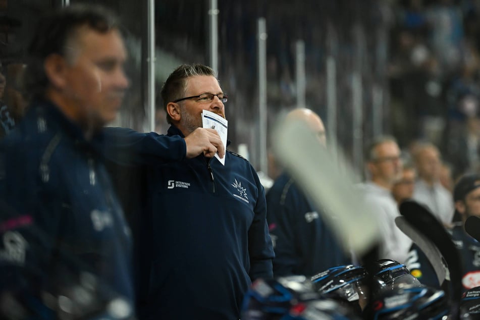 Eislöwen-Coach Bo Subr schaute genau hin. Unzufrieden war er nach dem 2:5 gegen Liberec nicht.