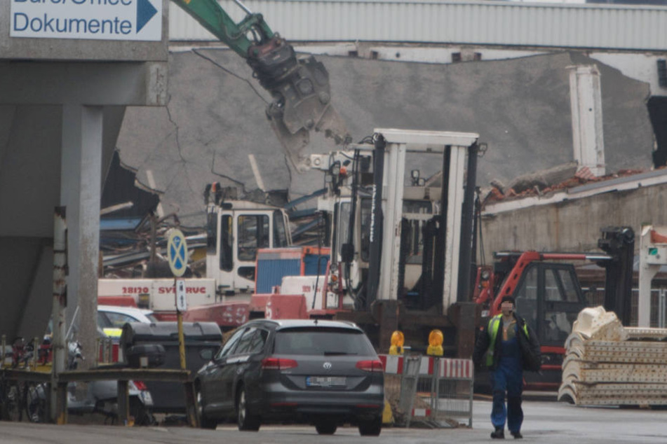 Teile des Daches am Hamburger Hafen stürzten ein und klemmten den Baggerfahrer ein.