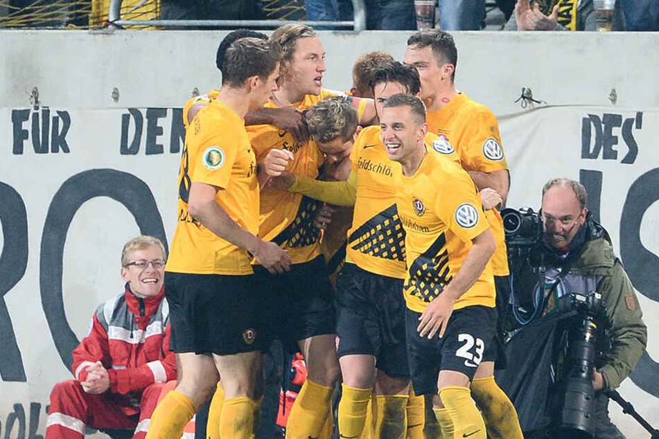 Eine der schwarz-gelben Sternstunden von Justin Eilers. Sein Doppelpack im DFB-Pokal gegen Bochum lässt die Fans und auch die Teamkollegen (siehe Foto) jubeln.