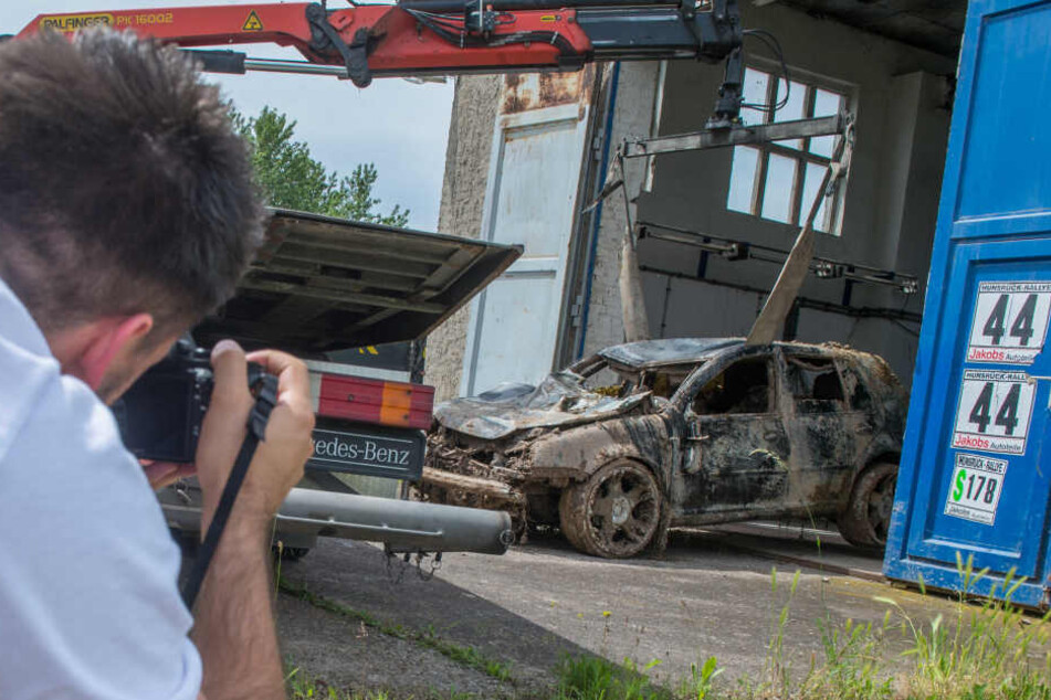 Der VW Golf soll nun von der Tatortgruppe der Polizei untersucht werden.