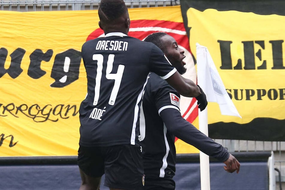 Hier schien die Welt noch in Ordnung zu sein. Erich Berko (r.) bejubelte mit Moussa Koné auf dem Rücken die 1:0-Führung gegen Sandhausen.