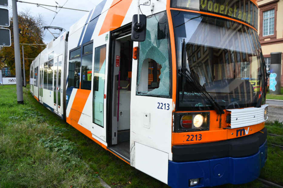 Nicht zu übersehen: Das zersplitterte Glas an der Stelle, an welcher die Bahn den Mann traf.
