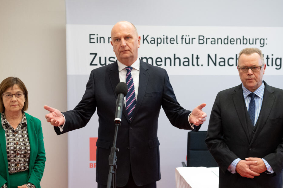 Dietmar Woidke (M), Michael Stübgen (r) und Ursula Nonnemacher geben vor der Unterzeichnung des Koalitionsvertrages ein Statement.