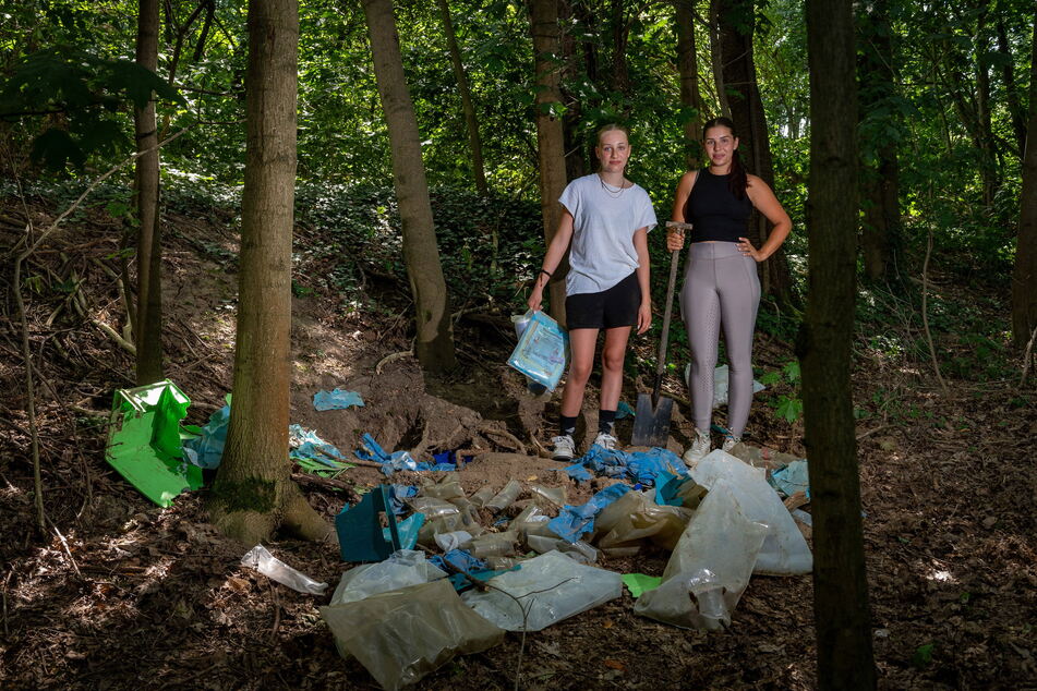 Reitlehrerin Carlotta Grabowski (21, r.) und Schülerin Magdalena Seiler (14) am Fundort des mysteriösen Wein- und Lebensmittel-Depots. Wer hat hier in den 1990er-Jahren die Sachen versteckt - und warum?