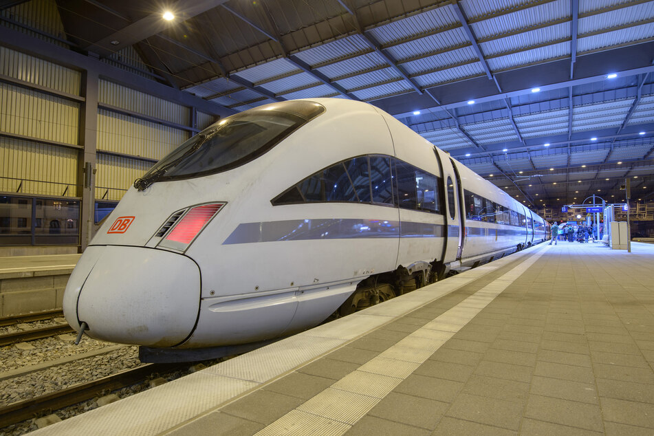 Ein ICE hält im Rahmen einer Probefahrt im Chemnitzer Hauptbahnhof. Bis 2025 soll Chemnitz eine Fernverkehrsanbindung haben, so Schulze (Archivbild).
