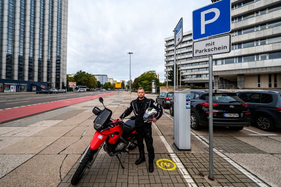 Auf breiten Gehwegen - wie vor der Chemnitzer "Parteisäge" - könnte die Stadt weitere Motorrad-Plätze einrichten, sagt CDU-Stadtrat Michael Specht (36).