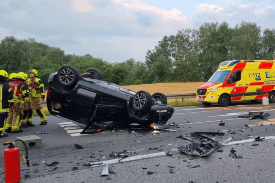 Der Skoda überschlug sich bei dem Crash. Die 50-jährige Fahrerin musste ebenso wie die Fahrerin des Lieferwagens (64) ins Krankenhaus gebracht werden.