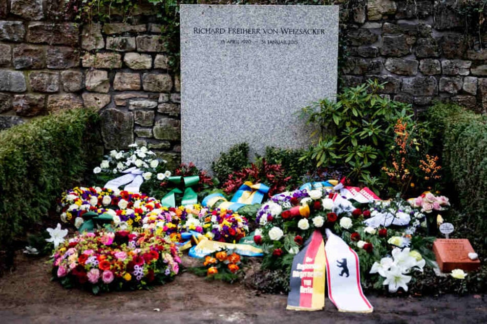 Fritz von Weizsäcker liegt mit seinem Vater, dem ehemaligen Bundespräsidenten Richard von Weizsäcker, in einem Familiengrab begraben.