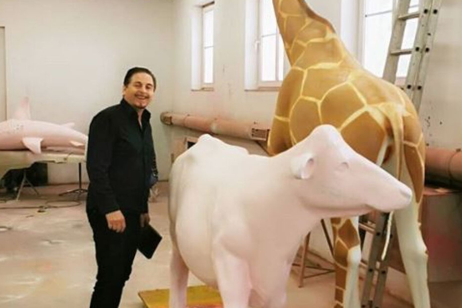 Zwischen Rind und Giraffe - der Brautmoden-Profi guckt sich den polnischen Plastik-Zoo an.