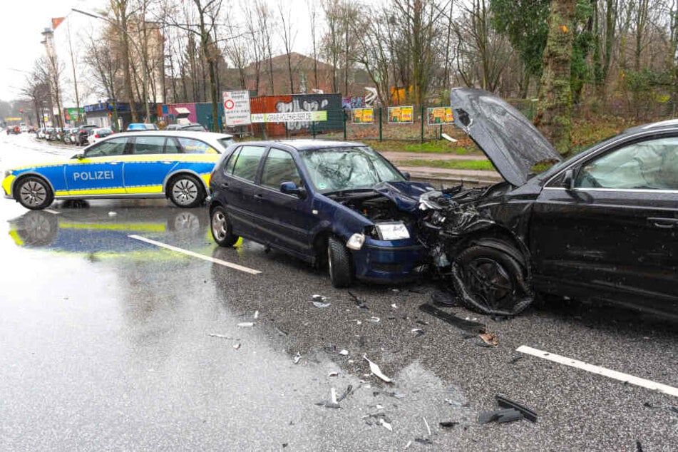 Der Unfall hat an allen beteiligten Fahrzeugen heftige Spuren hinterlassen.