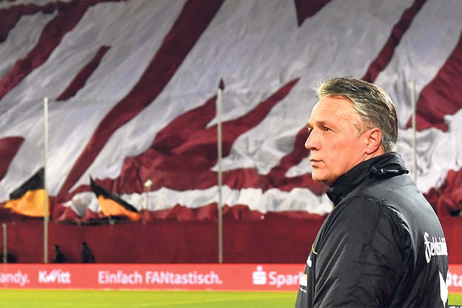 Die Dynamo-Wand steht nicht nur optisch hinter Uwe Neuhaus. Der Trainer war auch in schwierigeren Phasen dieser Saison unumstritten.