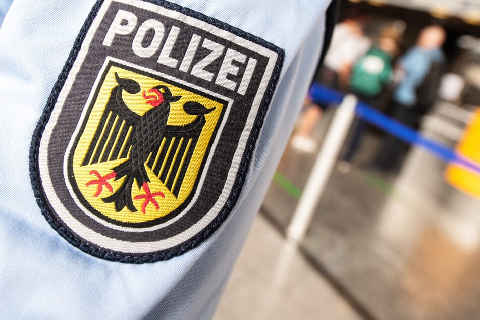 Bundespolizisten nahmen kürzlich am Frankfurter Flughafen einen wegen Mordes gesuchten Mann fest. (Symbolbild)