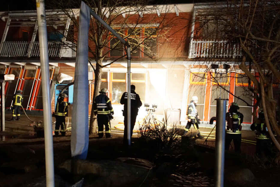 Der Täter brach mehrere Türen auf, legte anschließend den Brand.