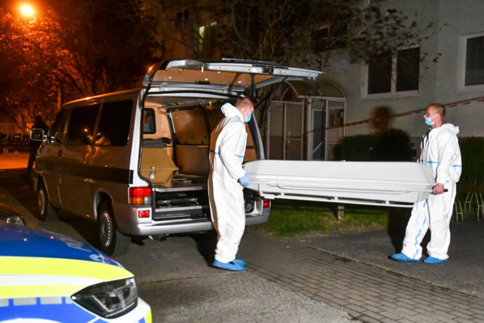 Eine der beiden Leichen wird in Wittenberge abtransportiert.