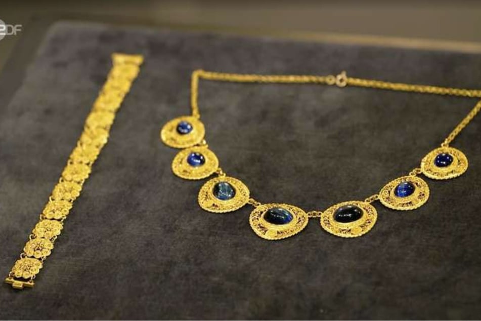 Bei "Bares für Rares" stehen zwei goldene Schmuckstücke zum Verkauf, die in den 1960er-Jahren in der iranischen Hauptstadt Teheran gekauft wurden.
