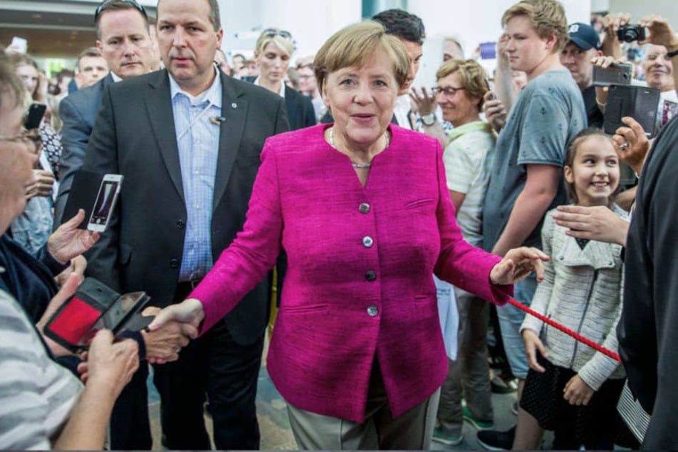 Angela Merkel begrüßt beim letztmaligen Tag der offenen Tür die Besucher.