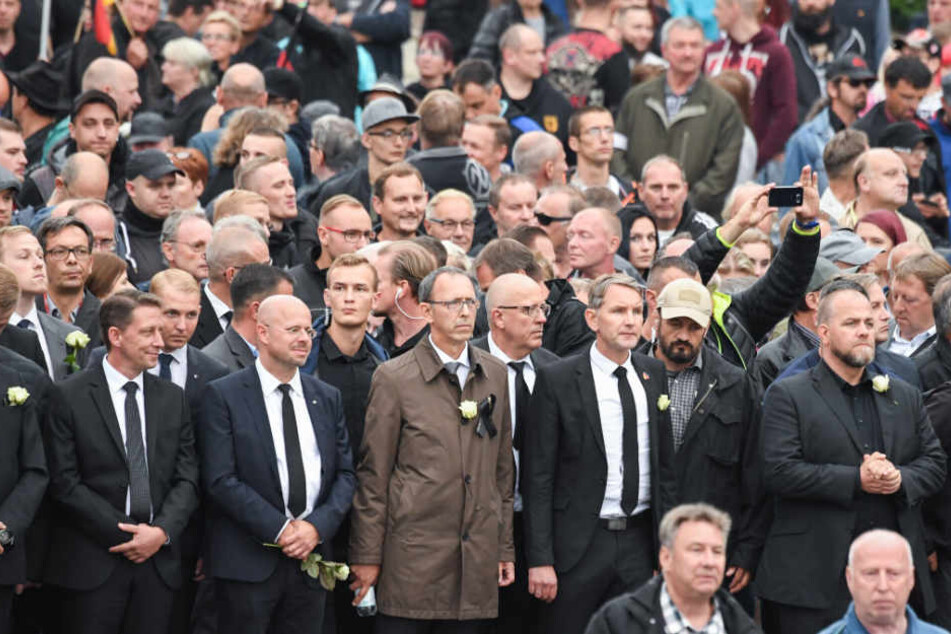 Die Teilnehmer der Demonstration von AfD und dem ausländerfeindlichen Bündnis Pegida, sowie der rechtspopulistischen Bürgerbewegung Pro Chemnitz, ziehen durch die Stadt.
