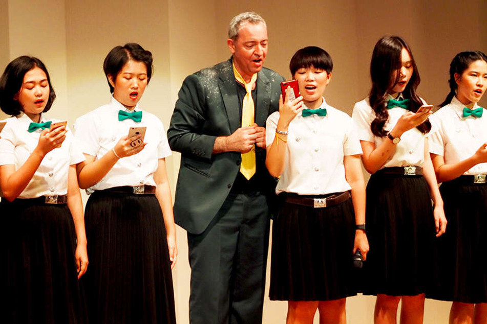 Der deutsche Kabarettist und Sänger Rainald Grebe (3.v.l) bei einem Auftritt mit thailändischen Studentinnen im Goethe-Institut von Bangkok.