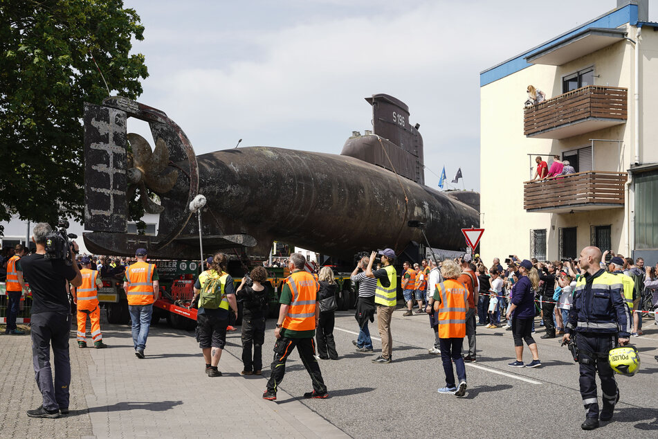 Ein 48 Meter langes U-Boot vom Typ U17 wird auf der Straße durch eine enge Kurve von Lastwagen ins Technik-Museum Speyer transportiert.