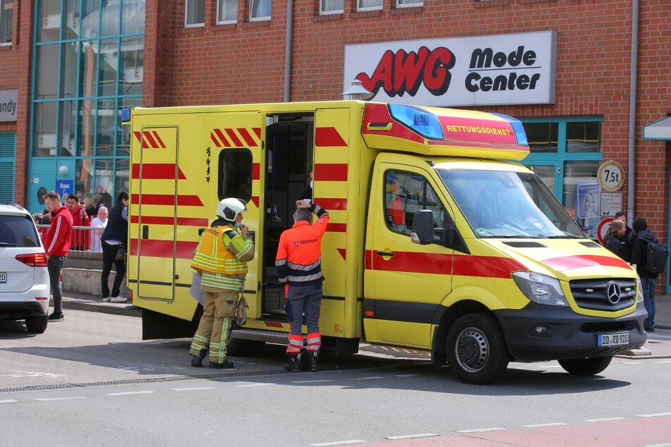 Feuerwehr und Krankenwagen sind im Seidnitz Center im Einsatz.