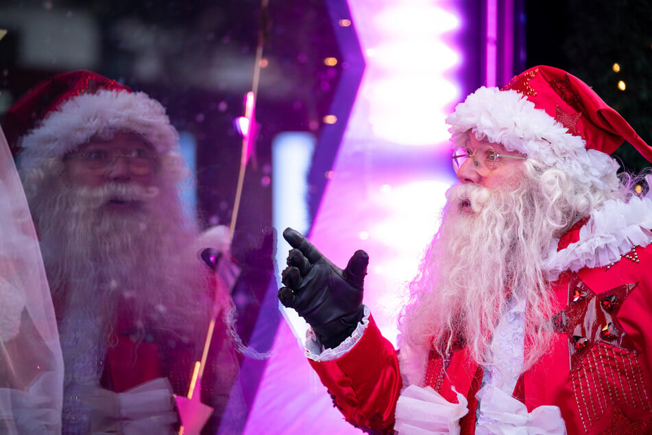 Weihnachtsmänner haben dieses Jahr in Großbritannien viel zu tun, weil viele Kollegen fehlen.