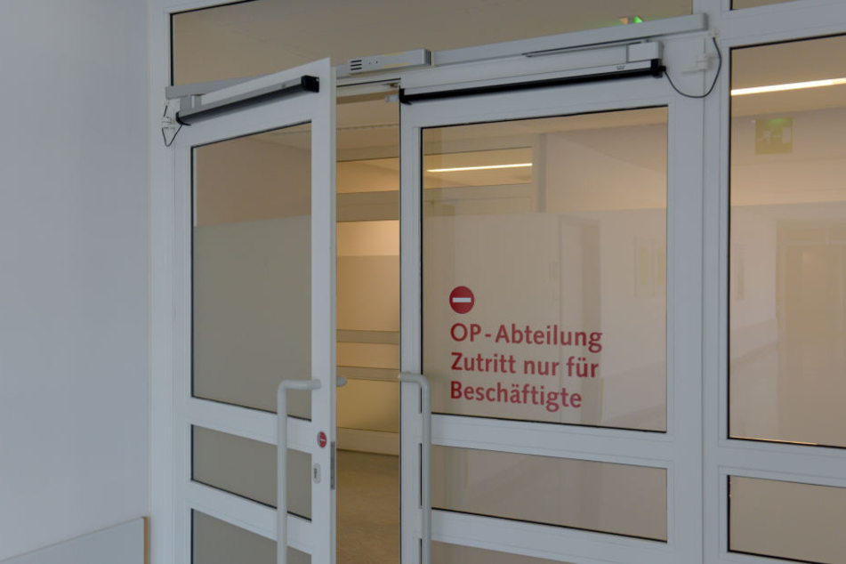 Eine OP-Tür steht offen: Wie der Alte die Patienten genau angesteckt hat, ist noch nicht klar. (Archivbild)