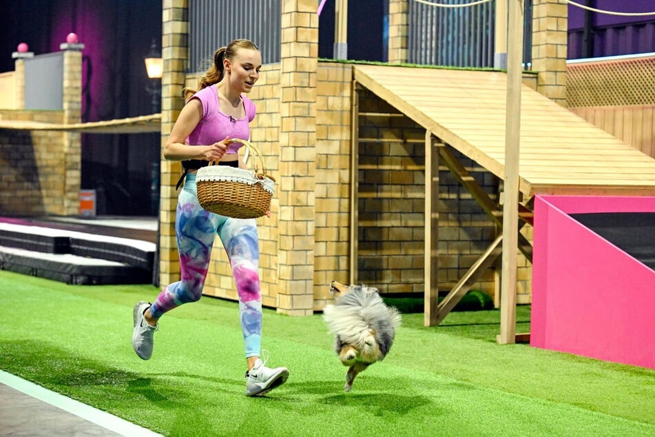Daria Amelie Tümpfel con su Sheltie Willy en el recorrido de la nueva temporada.