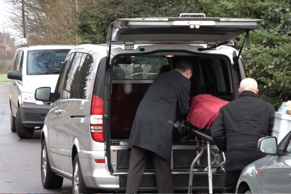 Die Leiche der 41-Jährigen wurde auf dem Grundstück der Familie gefunden.