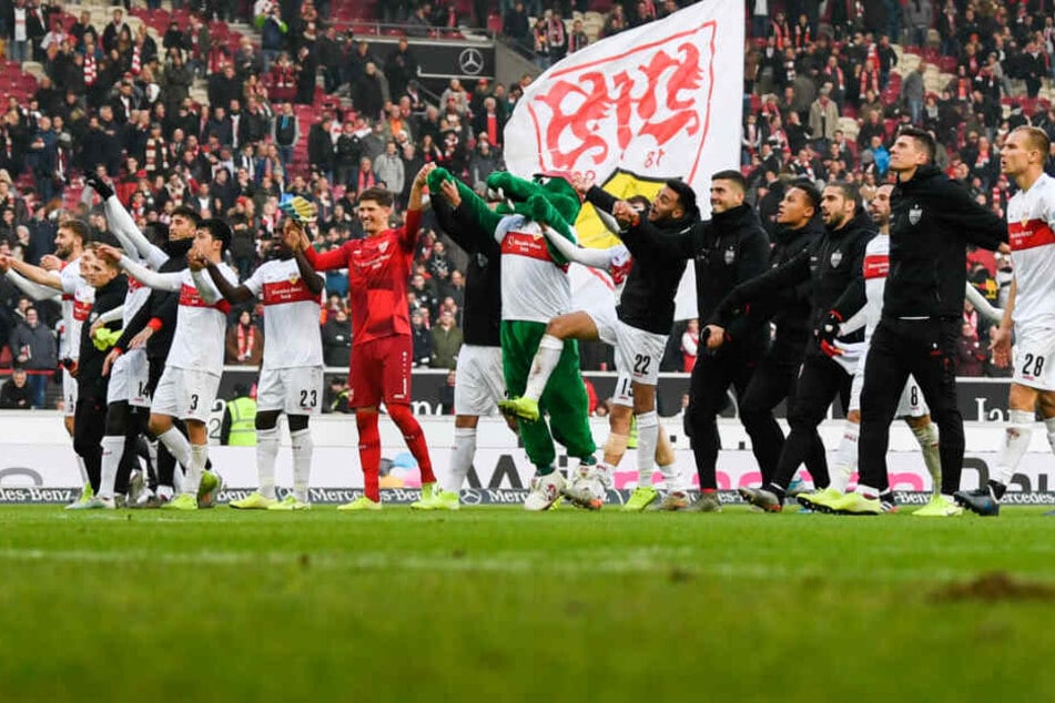 Pure Erleichterung: Die Spieler des VfB Stuttgart jubeln mit den Fans nach dem Sieg.