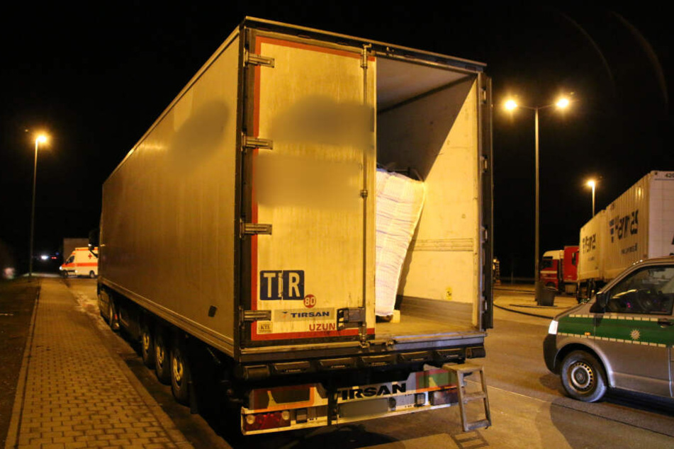 Aus diesem Lastwagen befreite die Polizei die fünf Männer.