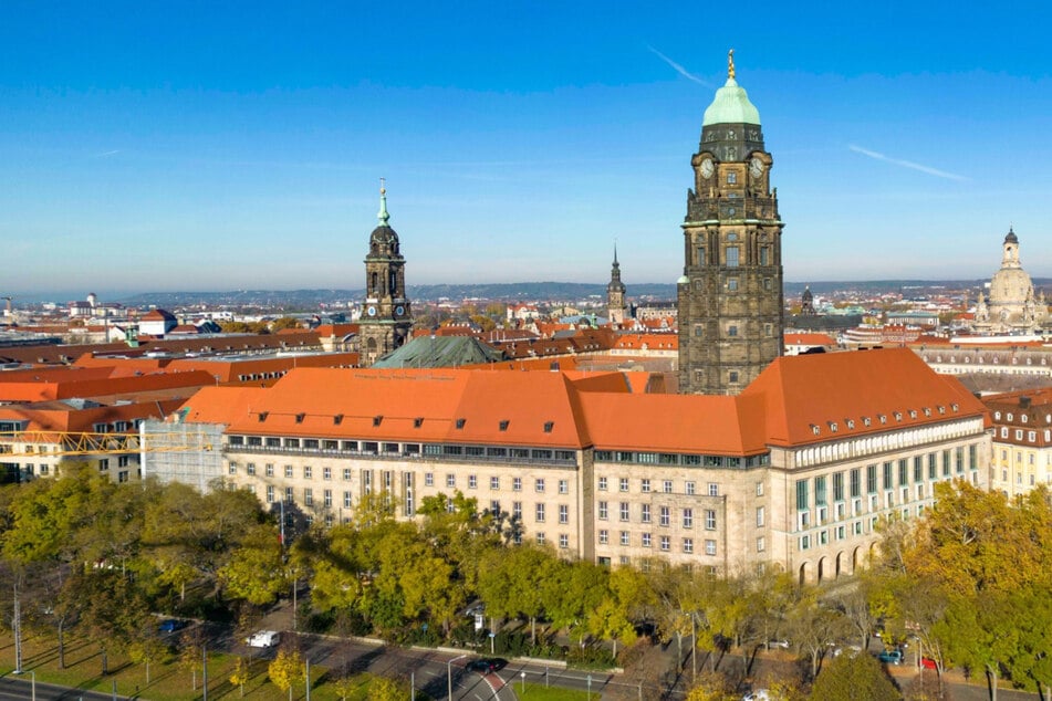 Dresden: Falsch platziert! Stadtmitarbeiter will Plakat abhängen, dann spitzt sich die Lage zu