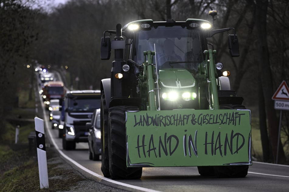 Hunderte Menschen und Fahrzeuge: Demo gegen Berichterstattung beim MDR in Erfurt
