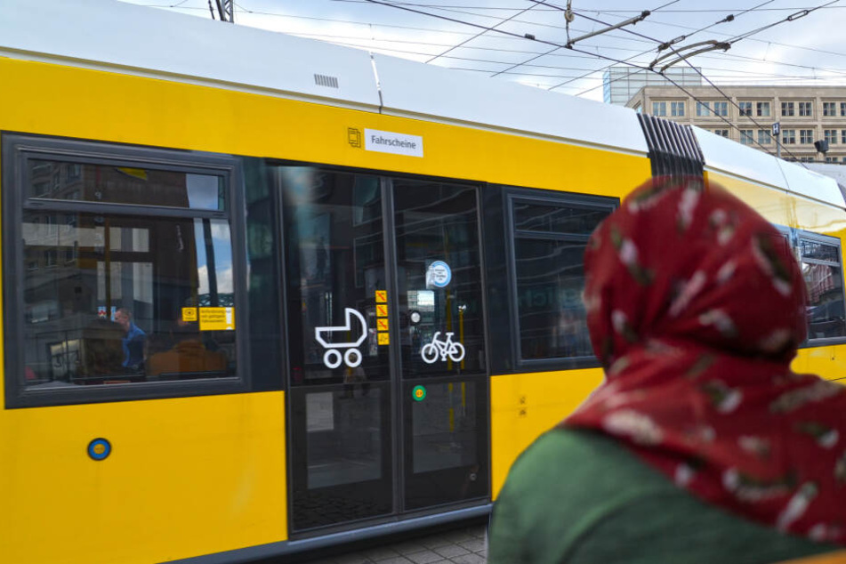 Wegen ihres Kopftuchs soll eine Frau in einer Bahn der Tramlinie M4 angefeindet worden sein. (Bildcollage)