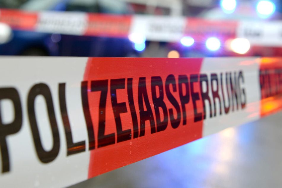 Ein Flatterband mit der Aufschrift "Polizeiabsperrung".