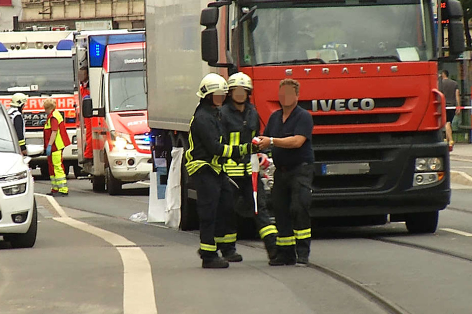Die 89-jährige Fußgängerin erlag noch an der Unfallstelle ihren schweren Verletzungen. Der Lkw-Fahrer und sein 13-jähriger Sohn erlitten einen Schock.
