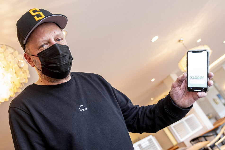 Rapper Smudo (53) demonstriert auf seinem Smartphone die Funktionsweise der App "Luca".
