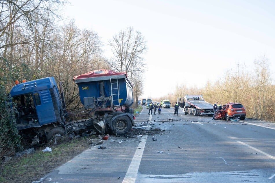 An dem heftigen Crash ist auch ein Lkw beteiligt gewesen.