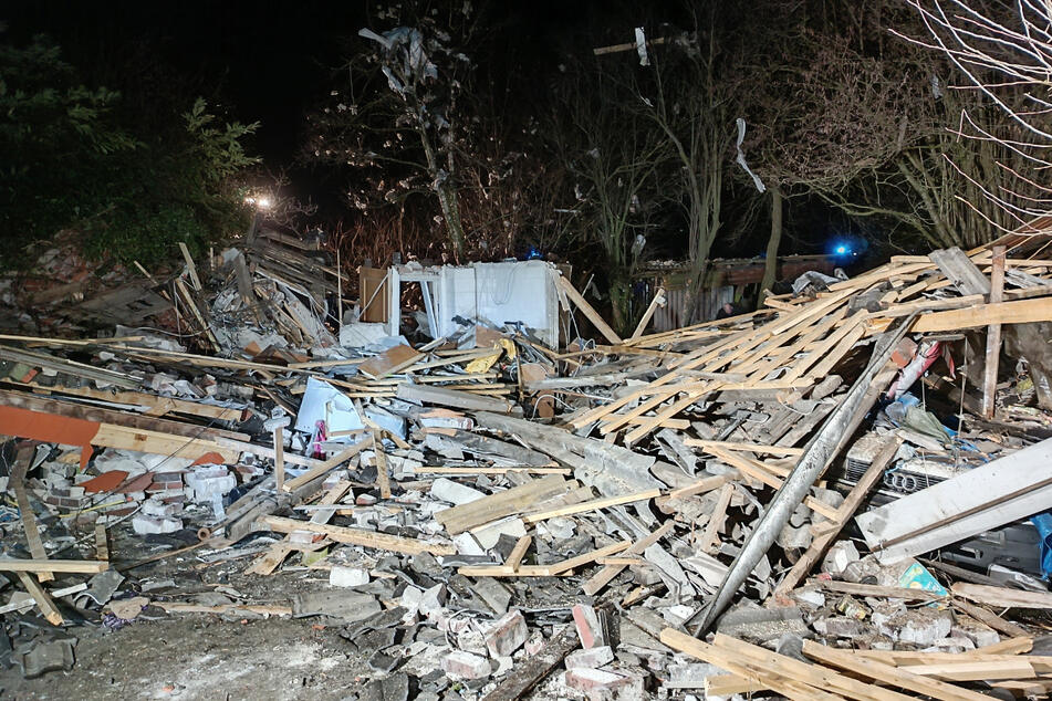 Werkstatt explodiert: Frau unter Trümmern verschüttet