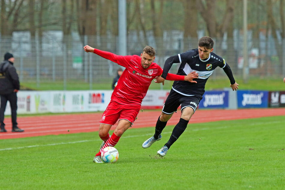 Fynn Kleeschätzky (22, r.) wird auch in der kommenden Saison in der Regionalliga Nordost spielen.