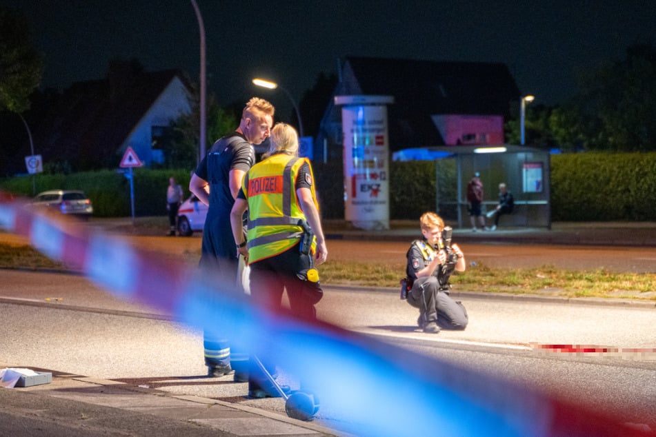 Polizisten untersuchten die Unfallstelle bis spät in die Nacht.